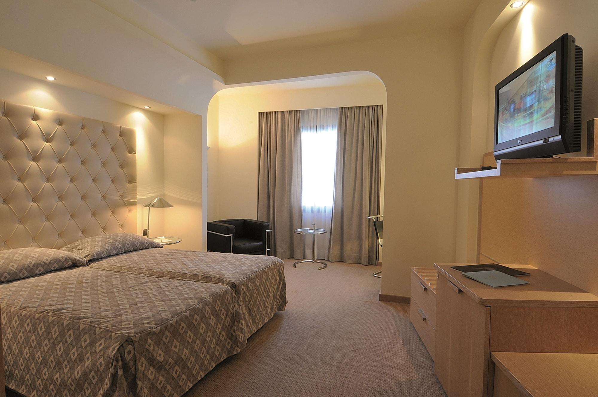 Club Hotel Casino Loutraki Exterior photo A room at the hotel