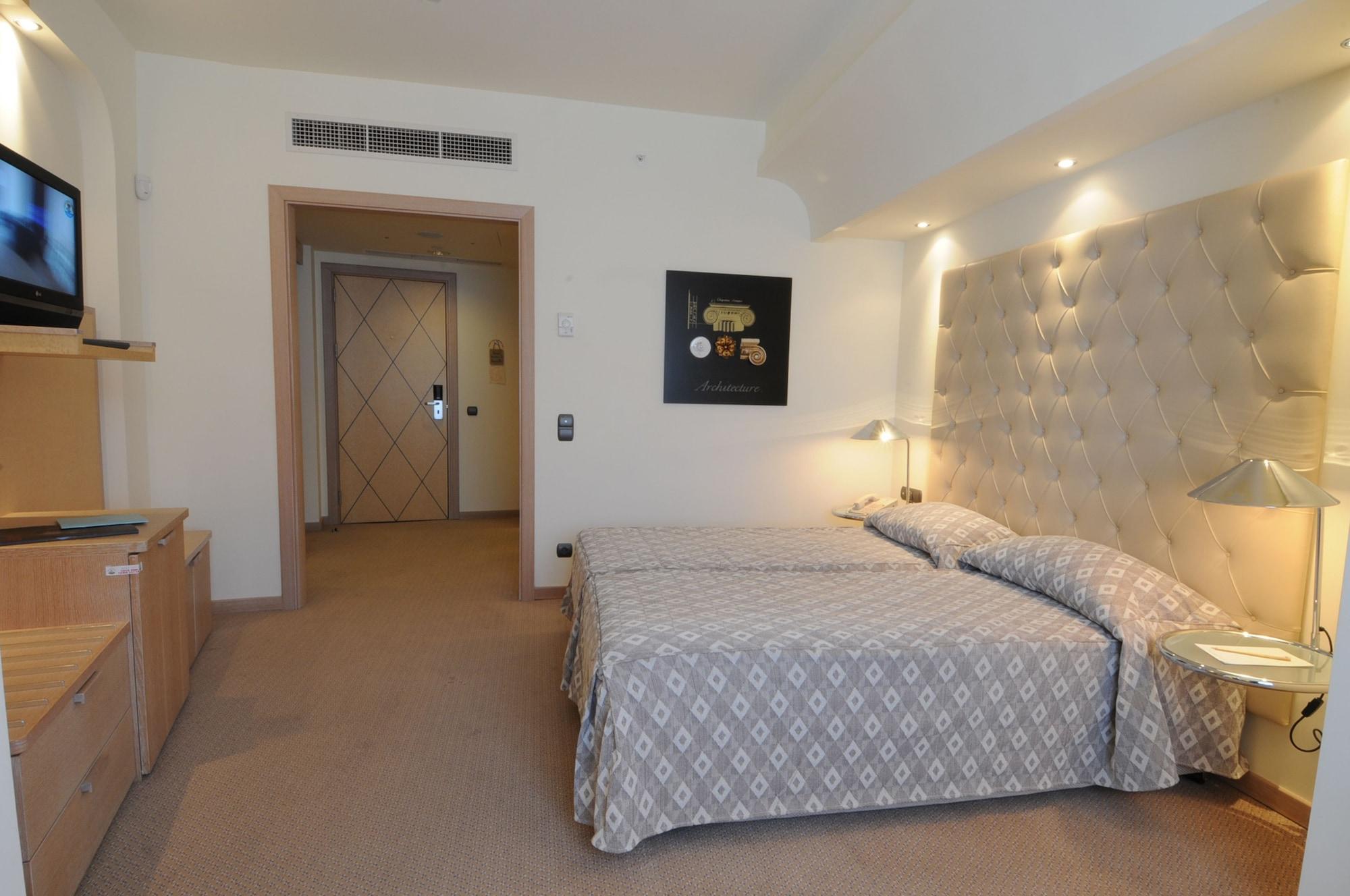 Club Hotel Casino Loutraki Exterior photo A room at the hotel
