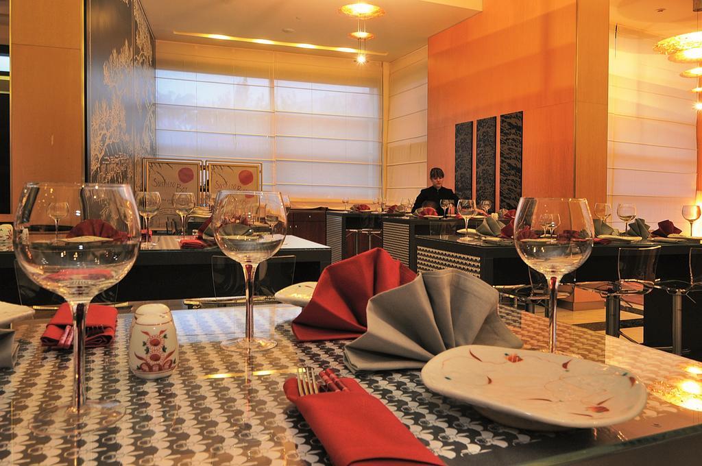 Club Hotel Casino Loutraki Exterior photo Restaurant in the hotel