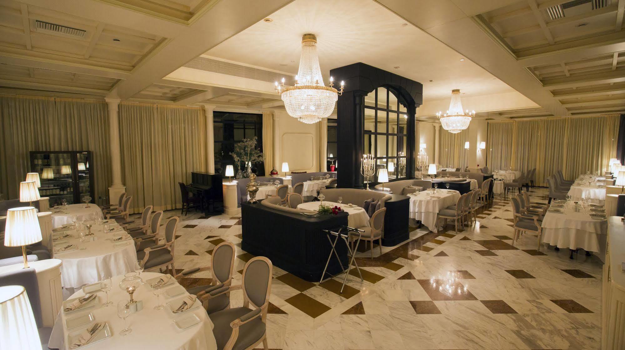 Club Hotel Casino Loutraki Exterior photo Restaurant