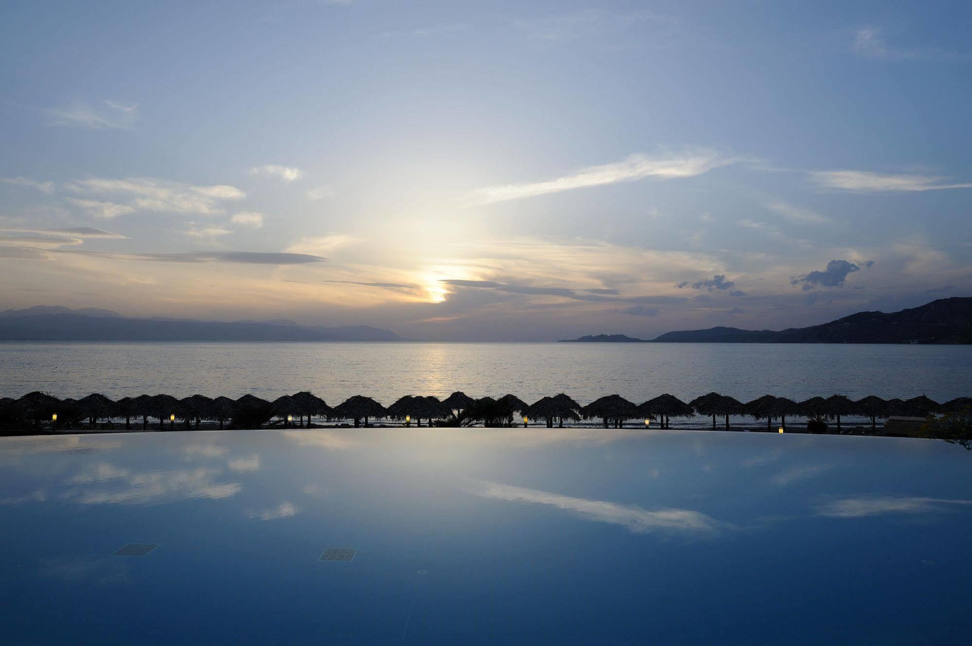 Club Hotel Casino Loutraki Exterior photo Sunset over the Dead Sea