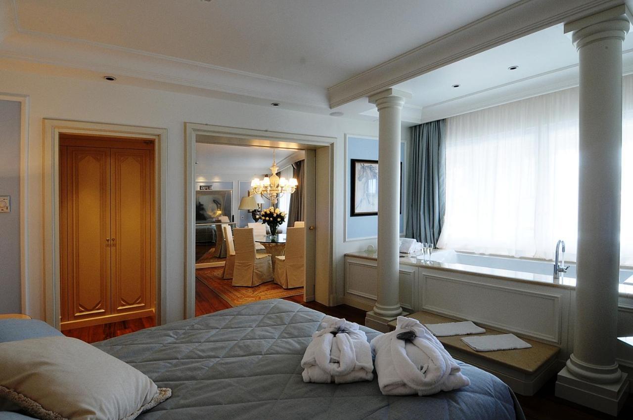 Club Hotel Casino Loutraki Exterior photo A suite at the hotel
