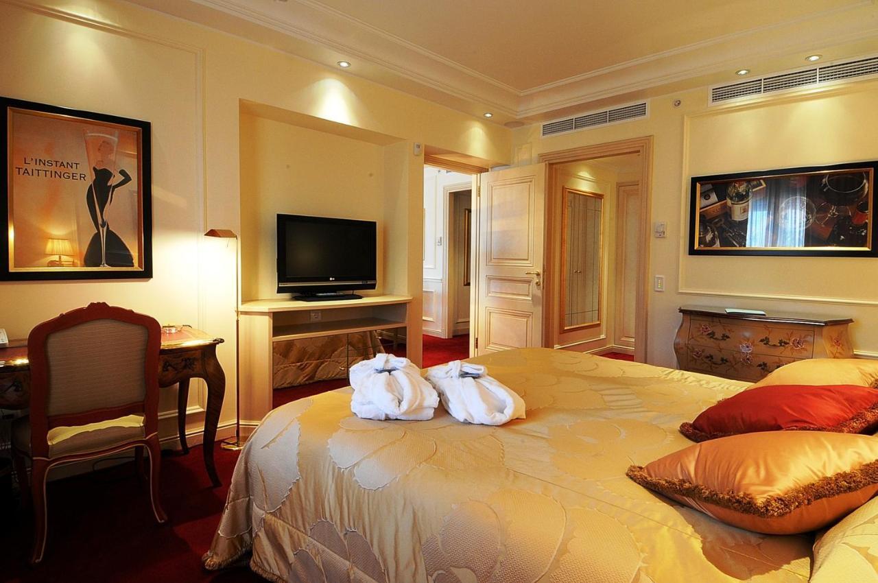 Club Hotel Casino Loutraki Exterior photo A suite at the hotel
