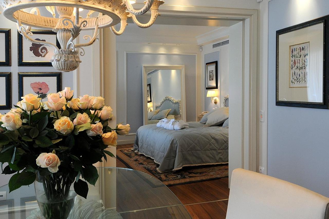 Club Hotel Casino Loutraki Exterior photo A suite at the Hotel de Crillon